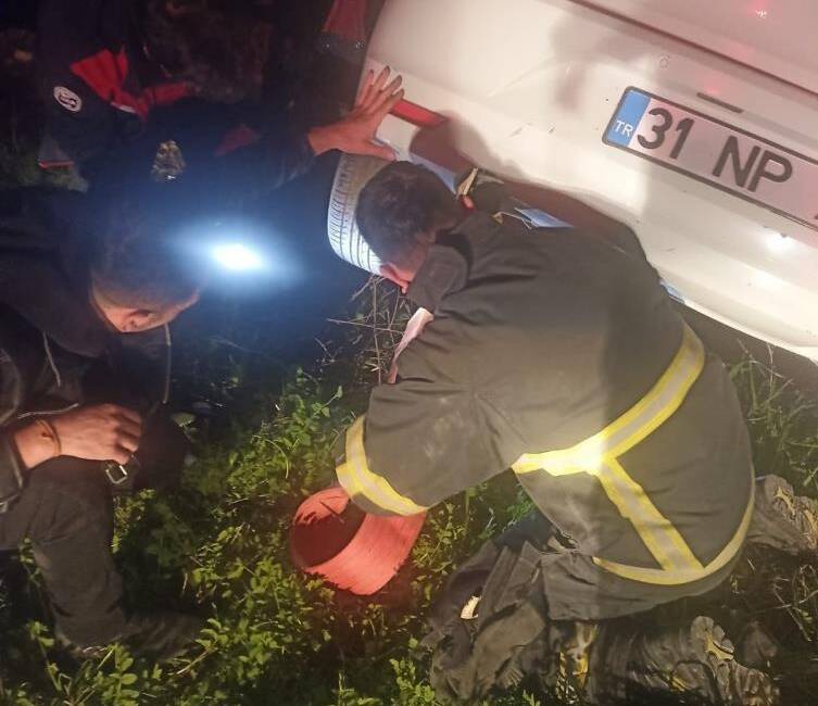Hatay’ın Yayladağı ilçesinde meydana gelen trafik kazasında, kontrolden çıkan otomobil