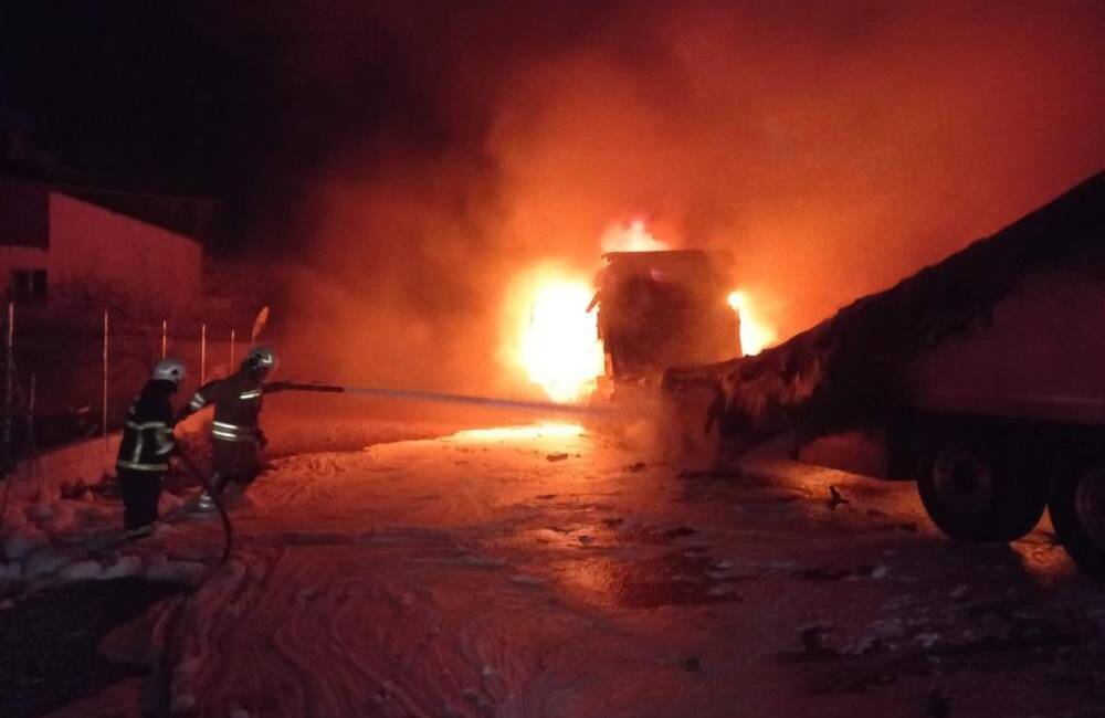 Hatay’ın Samandağ ilçesinde gece saatlerinde seyir halindeki bir tırda çıkan