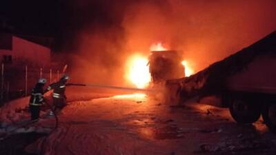 Hatay’ın Samandağ ilçesinde gece saatlerinde seyir halindeki bir tırda çıkan