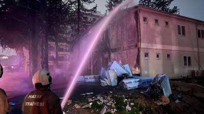 Hatay’ın Antakya ilçesinde bir şantiye alanında çıkan yangın, itfaiyenin zamanında