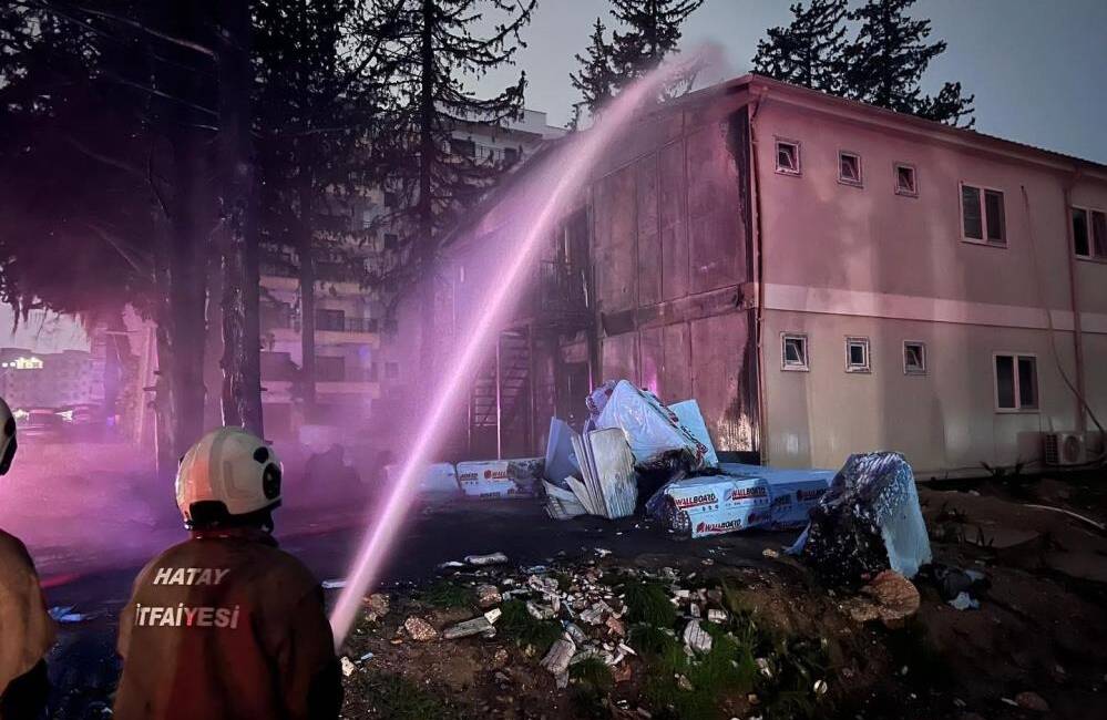 Hatay’ın Antakya ilçesinde bir şantiye alanında çıkan yangın, itfaiyenin zamanında