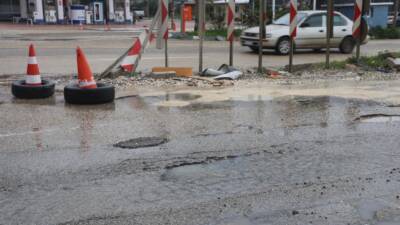 Hatay’ın Samandağ ilçesinde yol ortasında bulunan çukur nedeniyle 6 aracın