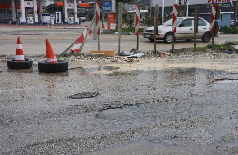 Hatay’ın Samandağ ilçesinde yol ortasında bulunan çukur nedeniyle 6 aracın