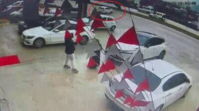 Hatay’ın Defne ilçesinde meydana gelen trafik kazasında, kontrolden çıkan bir