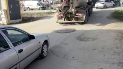 Hatay’ın Antakya ilçesinde kırmızı ışıkta beklediği sırada yola beton döken