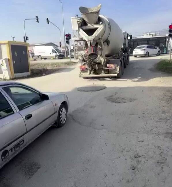 Hatay’ın Antakya ilçesinde kırmızı ışıkta beklediği sırada yola beton döken