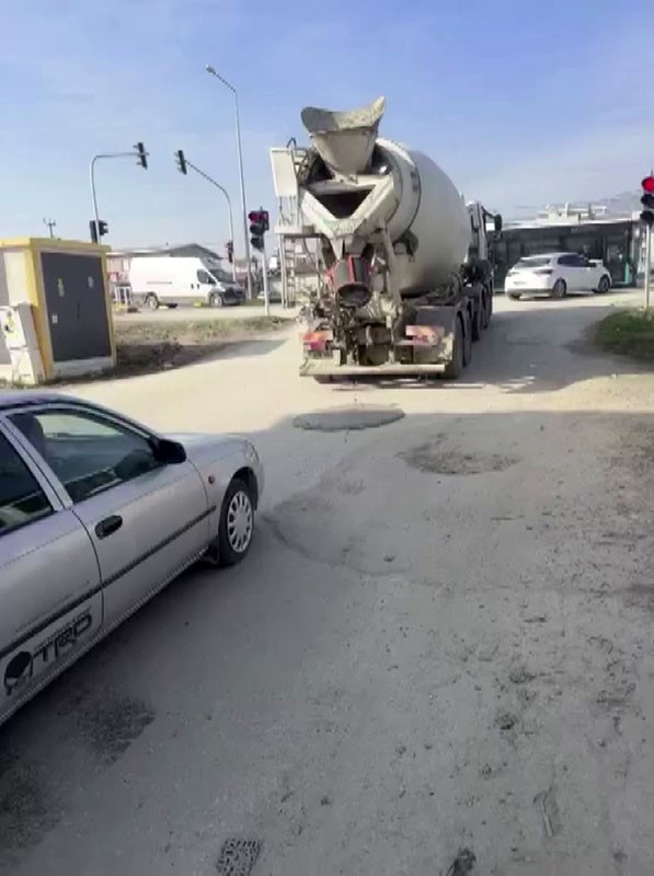Hatay’ın Antakya ilçesinde kırmızı ışıkta beklediği sırada yola beton döken