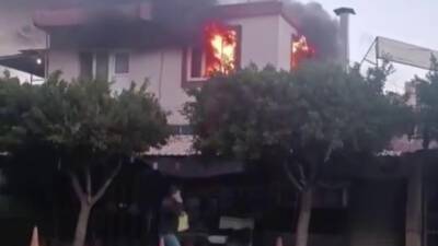 Hatay’ın Payas ilçesinde iki katlı bir müstakil evde çıkan yangın,