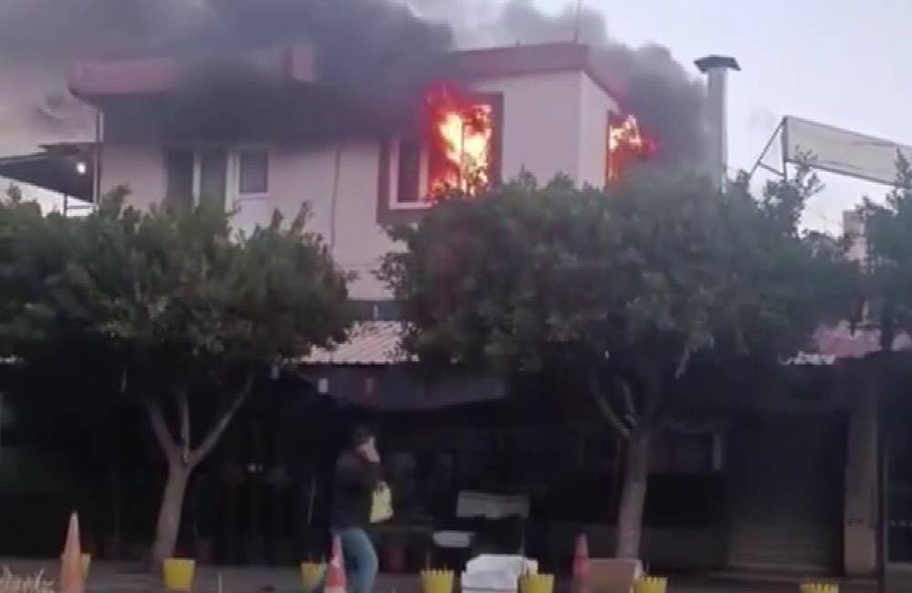 Hatay’ın Payas ilçesinde iki katlı bir müstakil evde çıkan yangın,