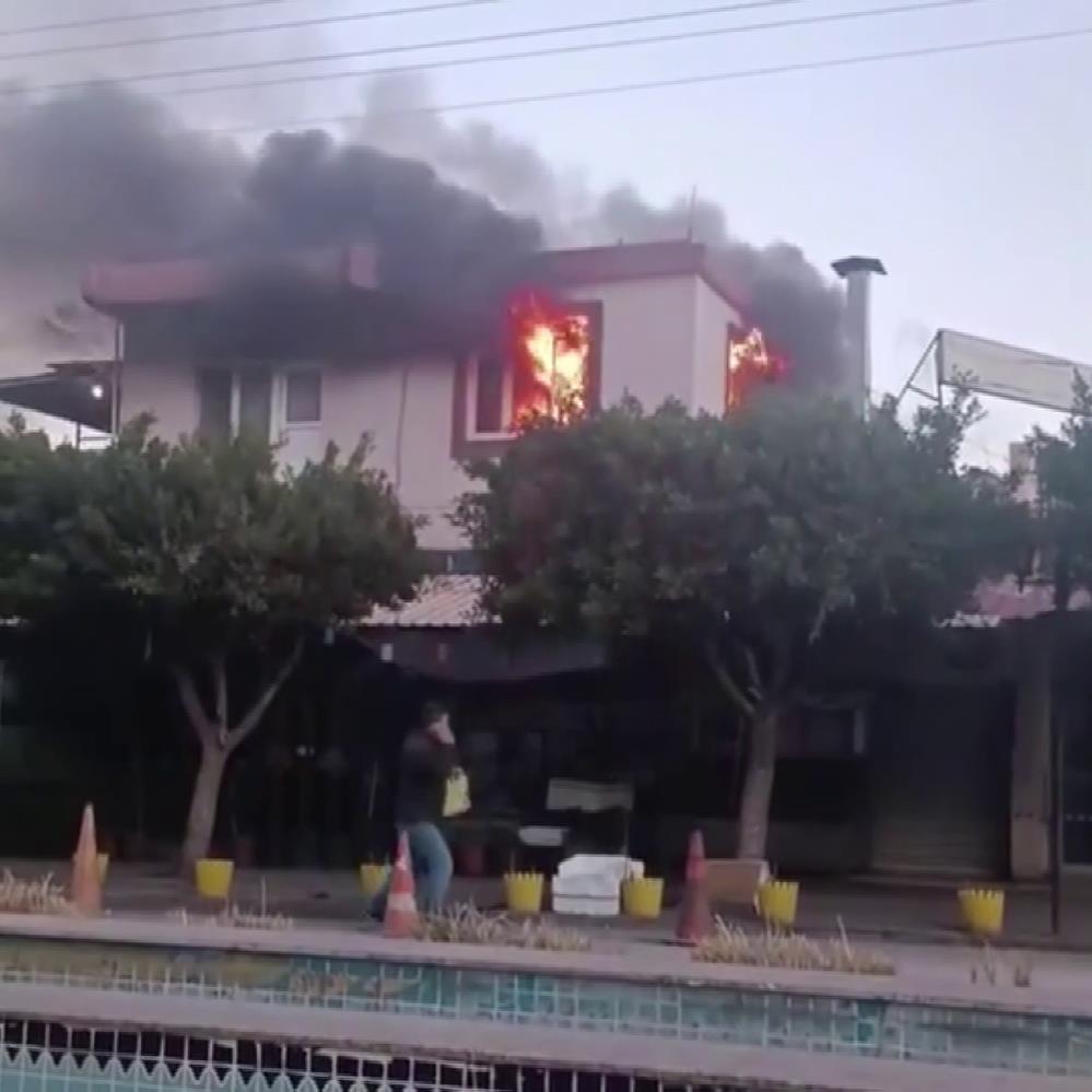 Hatay’ın Payas ilçesinde iki katlı bir müstakil evde çıkan yangın,