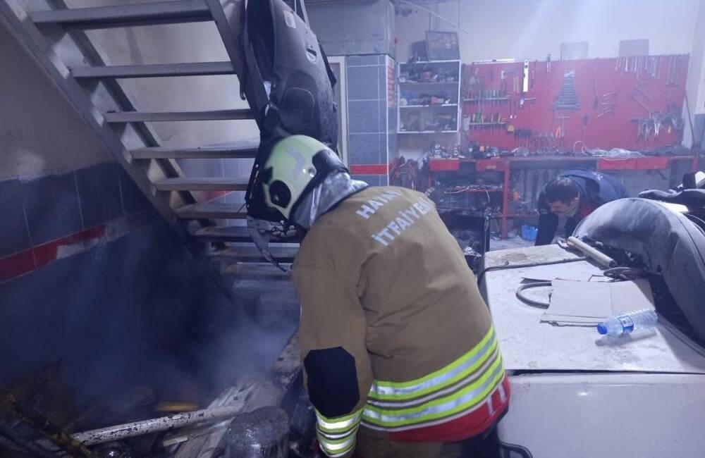 Hatay’ın Kırıkhan ilçesinde bir araç tamirhanesinde çıkan yangın, itfaiyenin hızlı