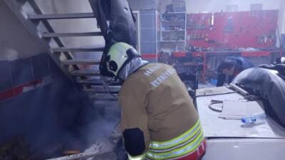 Hatay’ın Kırıkhan ilçesinde bir araç tamirhanesinde çıkan yangın, itfaiyenin hızlı