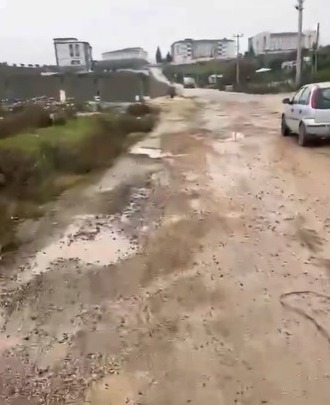 Antakya’da Hatay Fen Lisesi’ne ulaşımı sağlayan Ekinci Mahallesi 1024. Sokak,