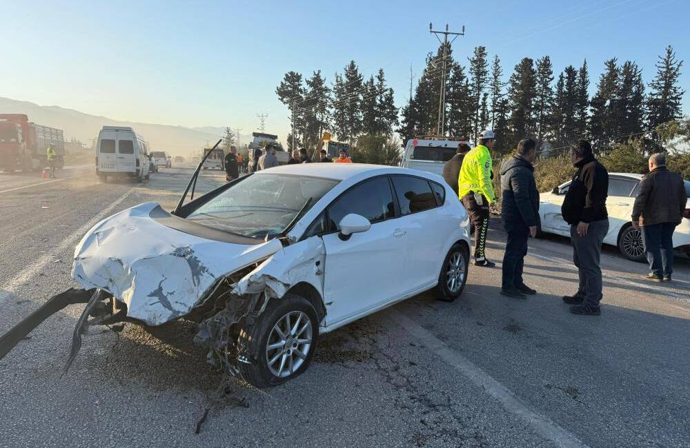 Hatay’da D-817 karayolunda meydana gelen zincirleme trafik kazası, araç kamerasına