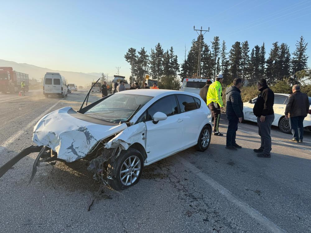 Hatay’da D-817 karayolunda meydana gelen zincirleme trafik kazası, araç kamerasına