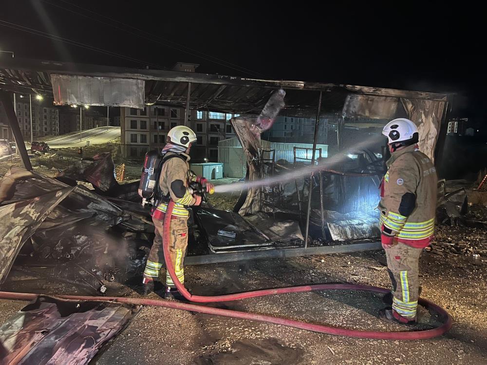 Hatay’ın Antakya ilçesinde bir şantiye alanında çıkan yangın paniğe neden