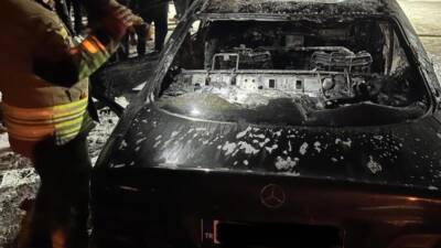 Hatay’ın Defne ilçesinde park halindeki bir otomobilde çıkan yangın paniğe