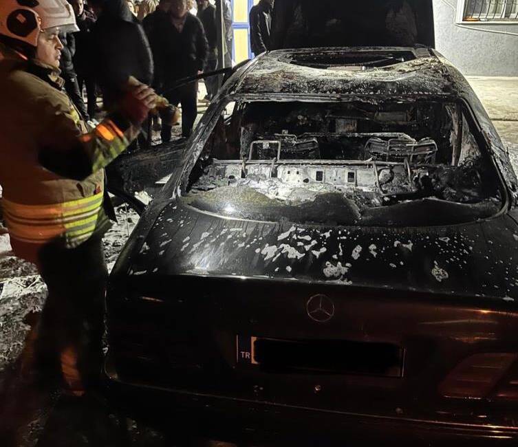 Hatay’ın Defne ilçesinde park halindeki bir otomobilde çıkan yangın paniğe