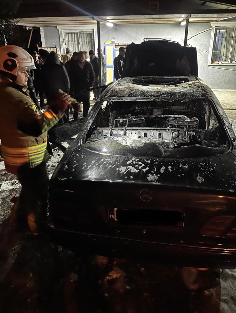 Hatay’ın Defne ilçesinde park halindeki bir otomobilde çıkan yangın paniğe