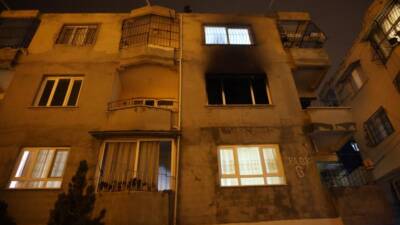 Hatay’ın Defne ilçesinde çıkan yangında bir apartman dairesi tamamen kullanılamaz