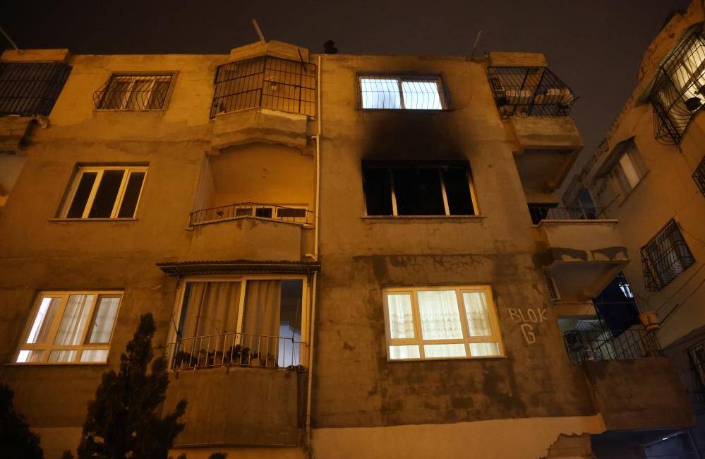 Hatay’ın Defne ilçesinde çıkan yangında bir apartman dairesi tamamen kullanılamaz