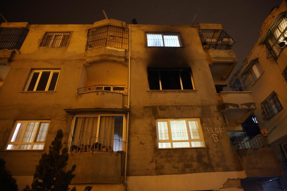 Hatay’ın Defne ilçesinde çıkan yangında bir apartman dairesi tamamen kullanılamaz