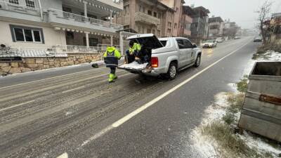 Hatay Büyükşehir Belediyesi (HBB), il genelinde etkisini gösteren kar yağışının