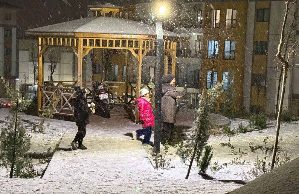 Hatay’da akşam saatlerinde etkili olan kar yağışıyla birlikte çevre beyaza