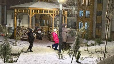 Hatay’da akşam saatlerinde etkili olan kar yağışıyla birlikte çevre beyaza