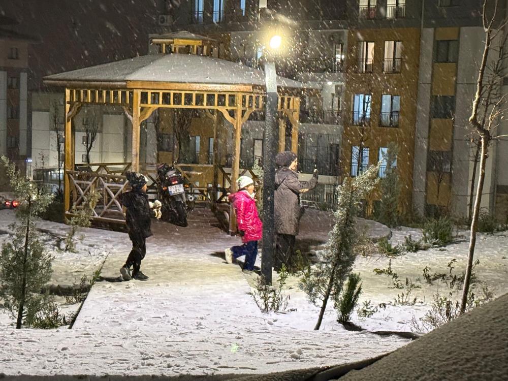 Hatay’da akşam saatlerinde etkili olan kar yağışıyla birlikte çevre beyaza