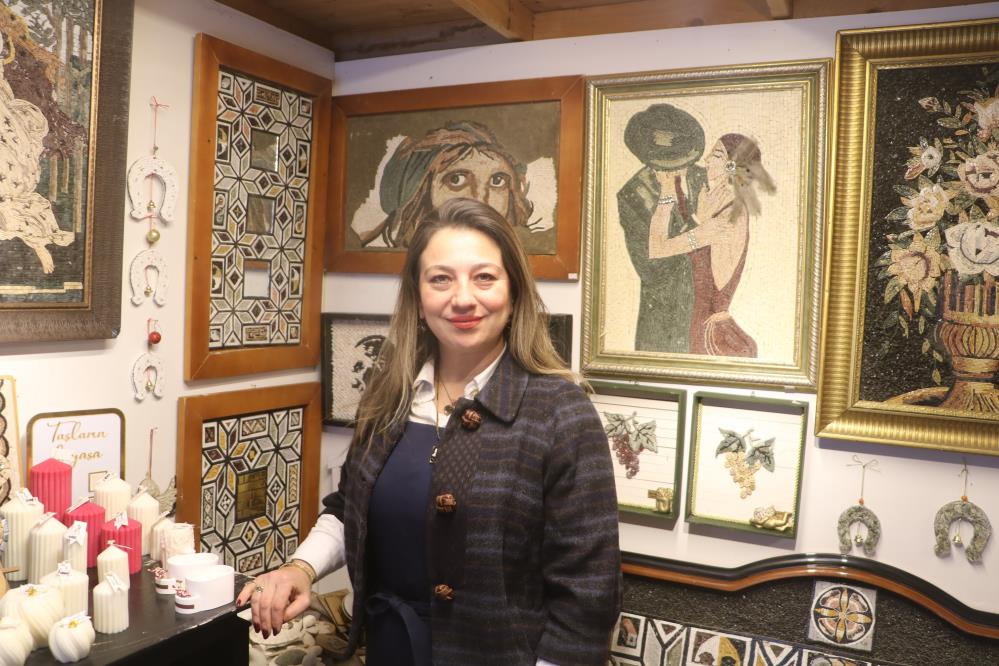 Hatay’da yaşayan mozaik sanatçısı Serap Akgöl, 5 yaşındayken yumurta kabuklarıyla