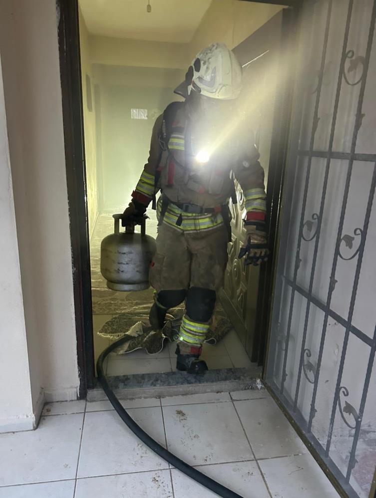 Hatay’da bir evde çıkan yangın paniğe neden oldu. Yoğun dumanın