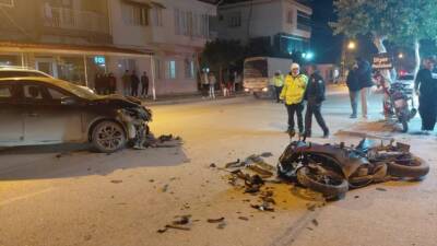 Hatay’ın Samandağ ilçesinde motosiklet ile otomobilin çarpışması sonucu 2 kişi