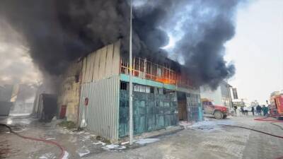 Hatay’da sanayi sitesinde bulunan bir mobilya atölyesinde çıkan ve bitişikteki