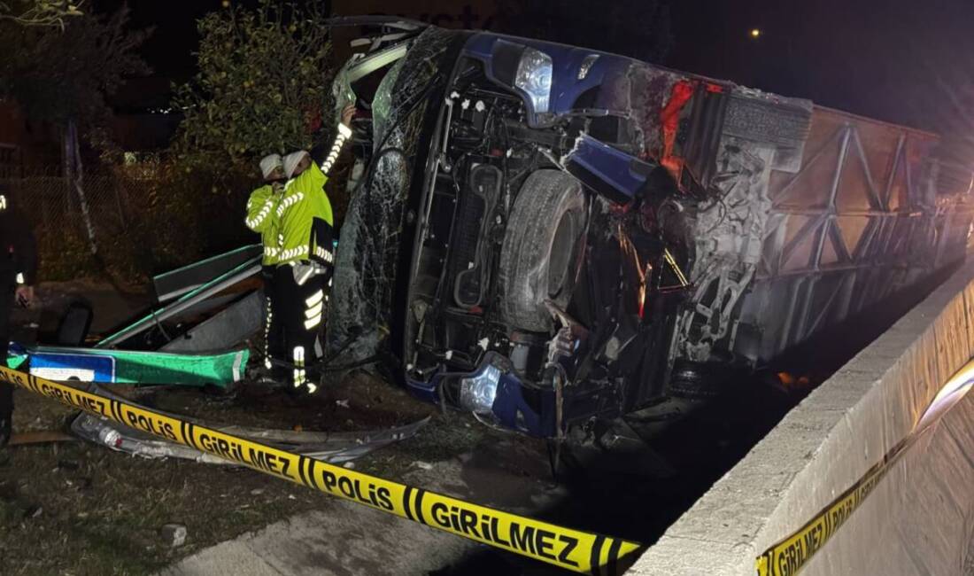 Adana’nın Sarıçam ilçesinde Hatay’dan Konya’ya seyir halinde olan yolcu otobüsünün