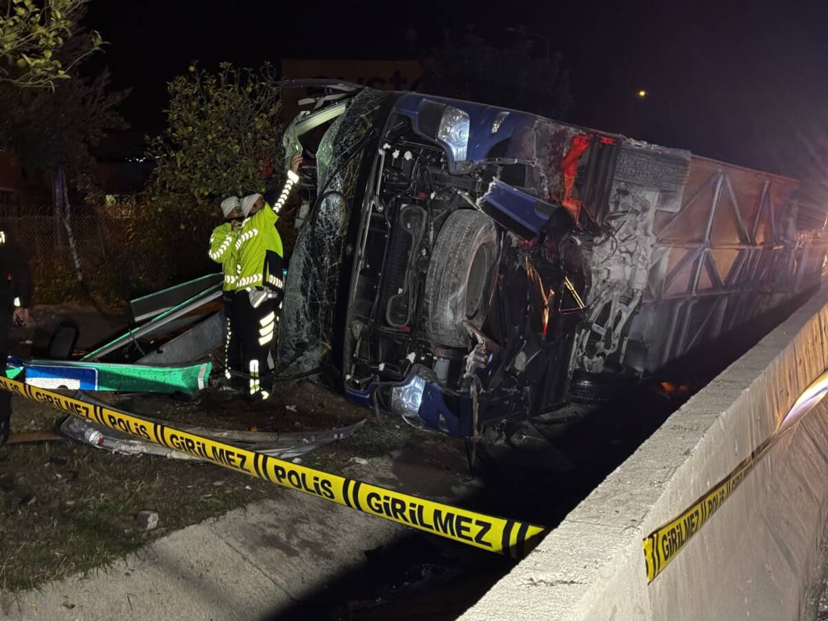 Adana’nın Sarıçam ilçesinde Hatay’dan Konya’ya seyir halinde olan yolcu otobüsünün