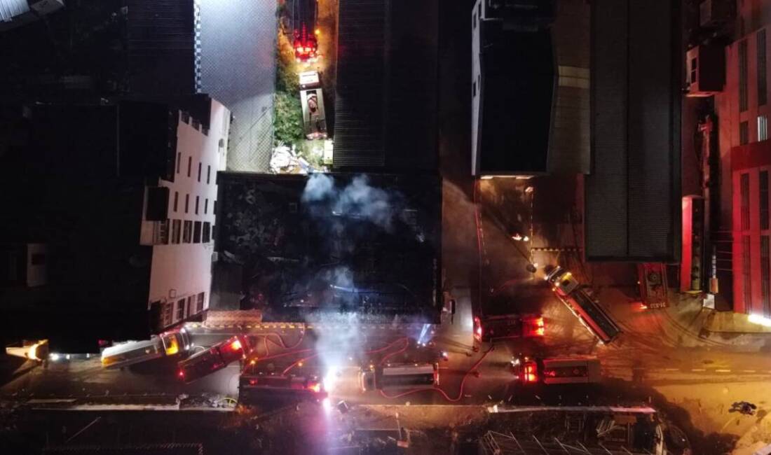 Hatay’ın İskenderun ilçesinde bir hırdavat dükkanında çıkan yangın, itfaiye ekiplerinin