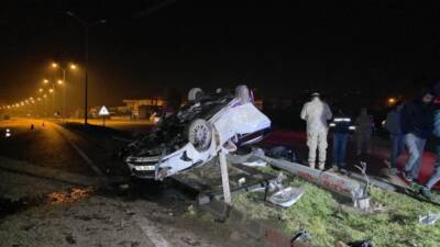 Hatay’da aydınlatma direğine çarparak takla atan otomobilde bulunan 7 aylık