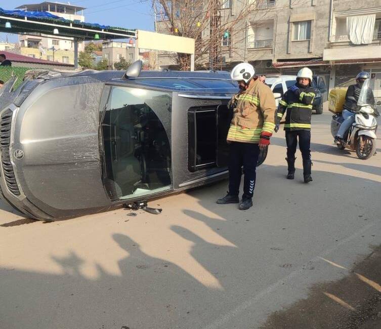 Hatay’ın Kırıkhan ilçesinde iki otomobilin karıştığı trafik kazasında yan yatan