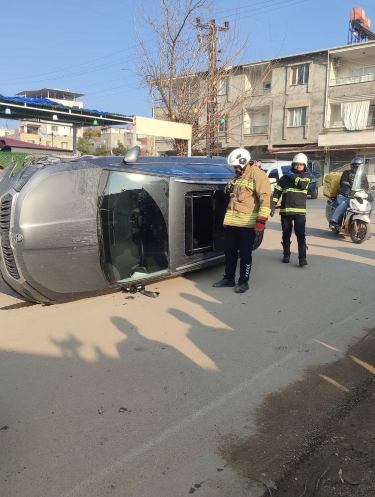 Hatay’ın Kırıkhan ilçesinde iki otomobilin karıştığı trafik kazasında yan yatan
