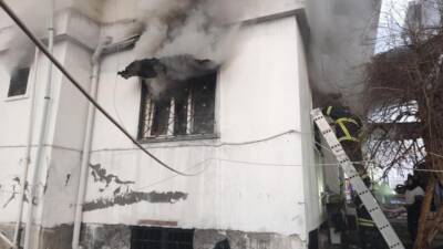 Hatay’ın Defne ilçesinde iki katlı müstakil bir evde çıkan yangın,