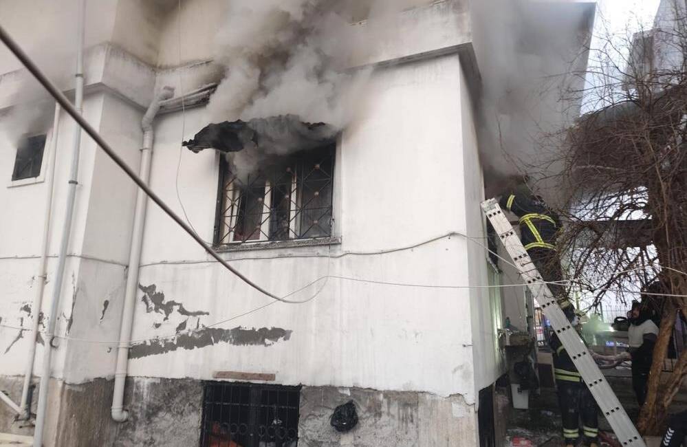 Hatay’ın Defne ilçesinde iki katlı müstakil bir evde çıkan yangın,
