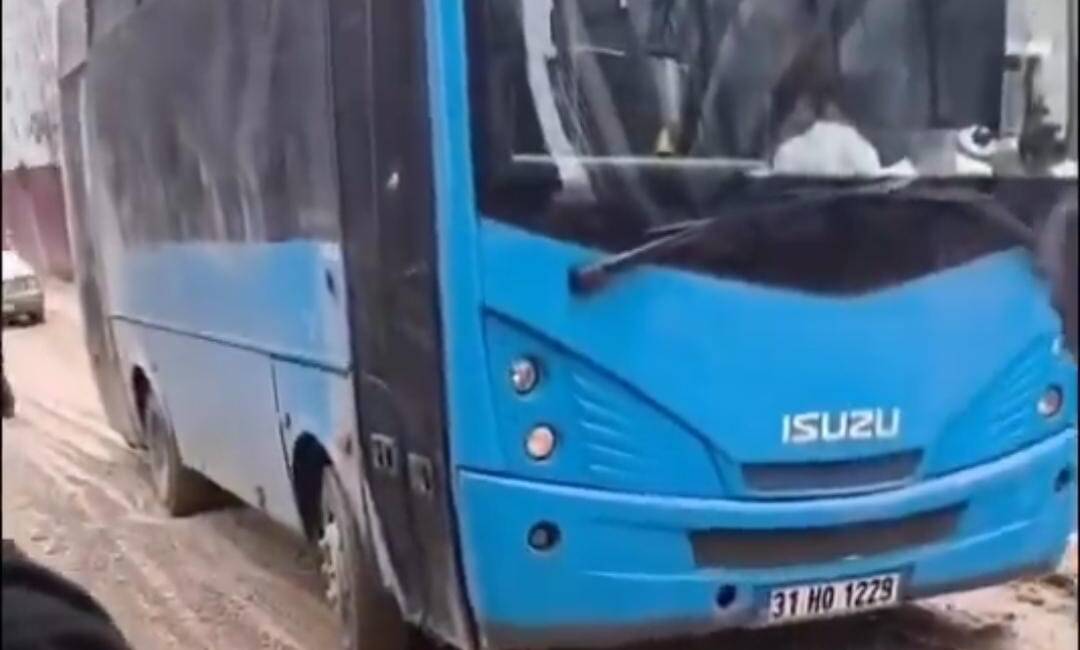 Antakya’da toplu taşıma seferi yapan 127 numaralı otobüs, 75. Yıl