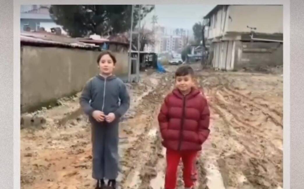 Hatay’ın Kırıkhan ilçesine bağlı Özyörük Mahallesi’nde bozuk yollar nedeniyle yaşadıkları