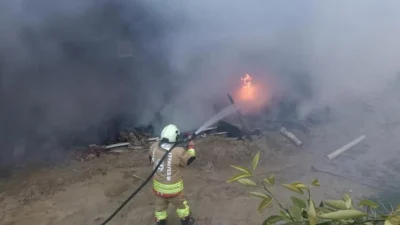 Hatay’ın Altınözü ilçesinde bir evin odunluk bölümünde çıkan yangın, itfaiye