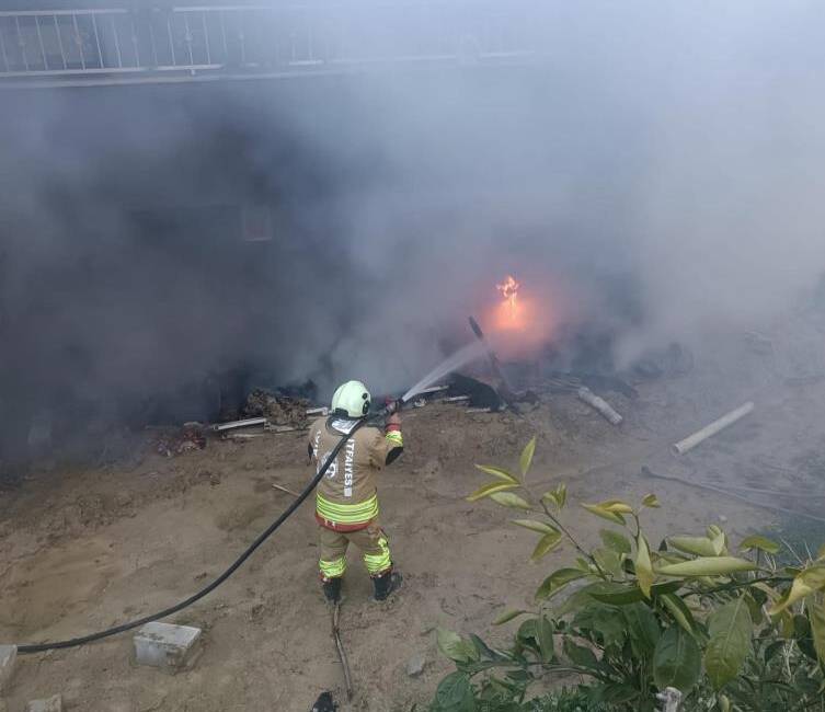Hatay’ın Altınözü ilçesinde bir evin odunluk bölümünde çıkan yangın, itfaiye