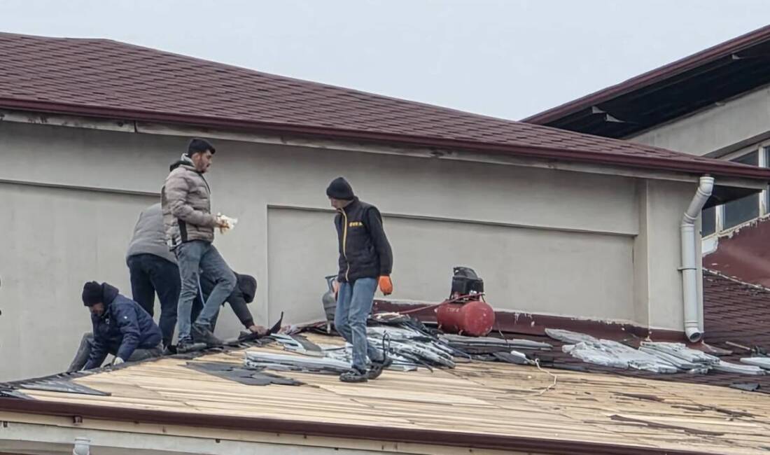 Samandağ’da etkili olan şiddetli fırtına, Tekebaşı Mahallesi’nde bulunan Eczacı Maruf