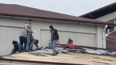 Samandağ’da etkili olan şiddetli fırtına, Tekebaşı Mahallesi’nde bulunan Eczacı Maruf