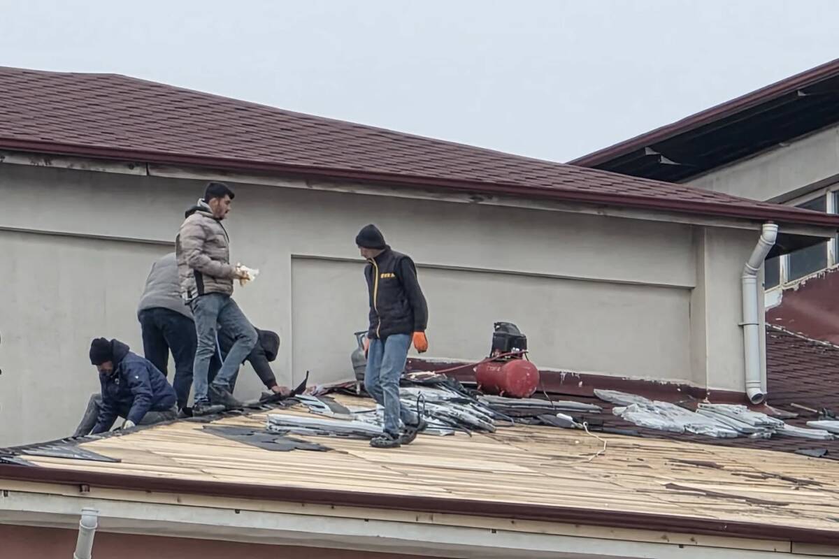 Samandağ’da etkili olan şiddetli fırtına, Tekebaşı Mahallesi’nde bulunan Eczacı Maruf