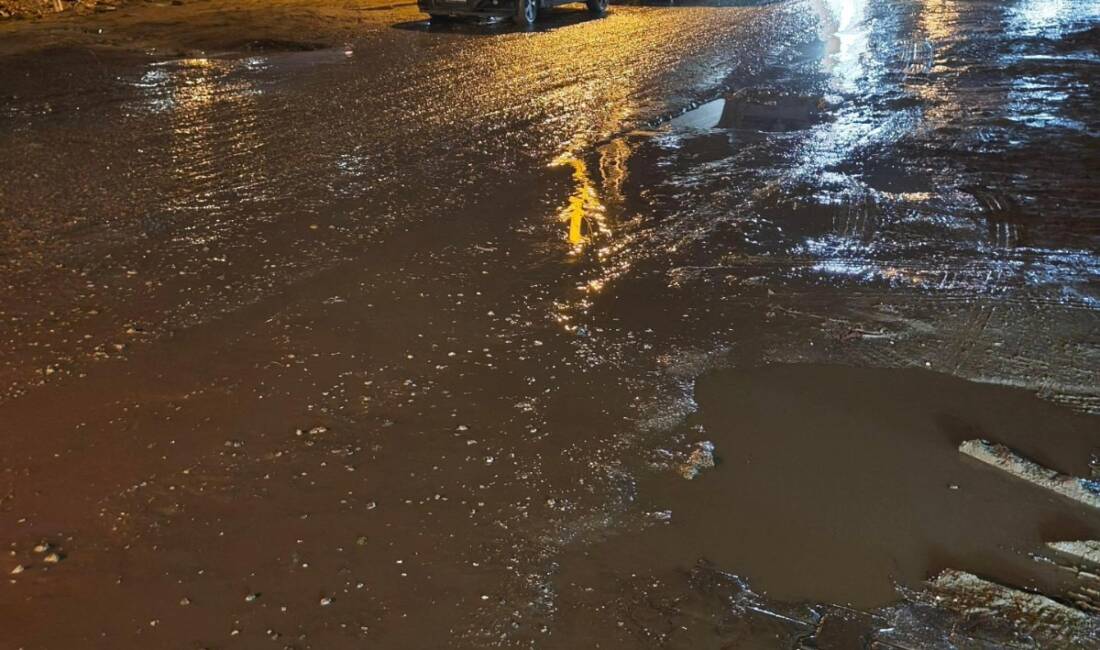 Antakya’da son günlerde çamur deryasına dönen yollar, vatandaşlara zor anlar